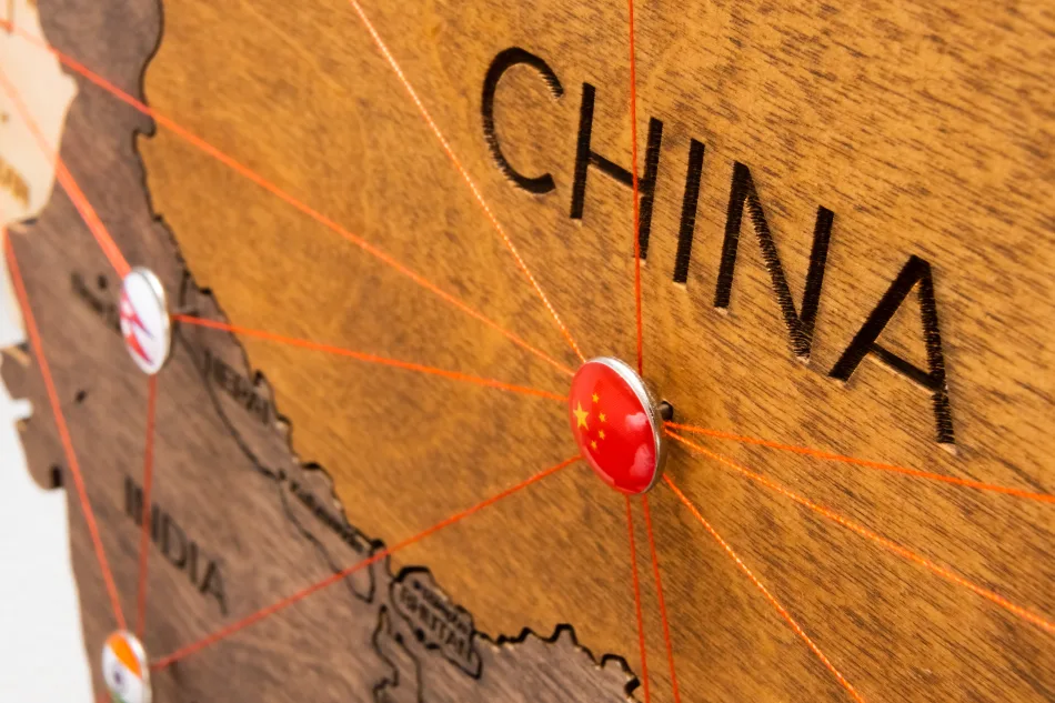 Una mappa mostra la Cina, con una puntina di colore rosso da cui si dipartono diversi fili