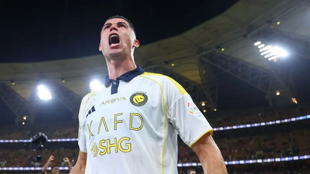 Cristiano Ronaldo esulta per un gol con l'Al-Nassr