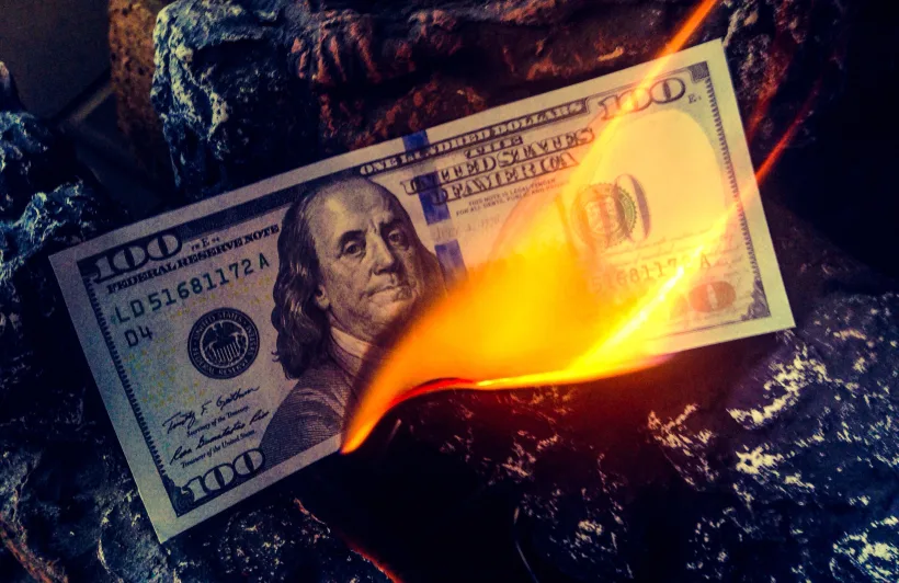 Una banconota da un dollaro prende fuoco