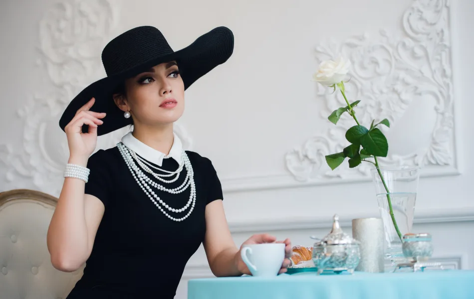 Una donna ricca ed elegante a un tavolino da caffè