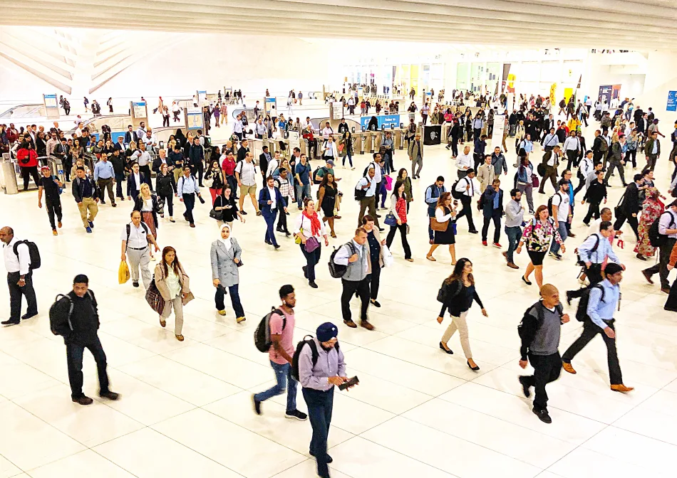 Una folla di pendolari in uscita da una stazione della metropolitana