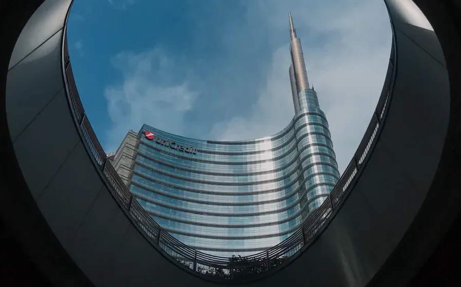 La vista dal basso, da Piazza Gae Aulenti, della torre Unicredit, sede del gruppo bancario a Milano