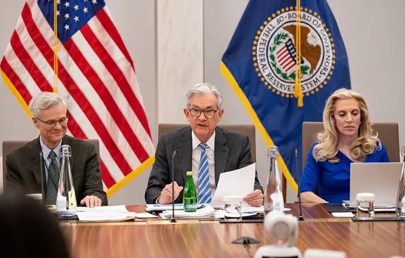 Jerome Powell e altri banchieri centrali durante un incontro della Fed
