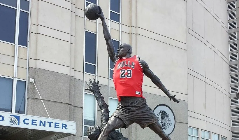 La statua di Michael Jordan a Chicago