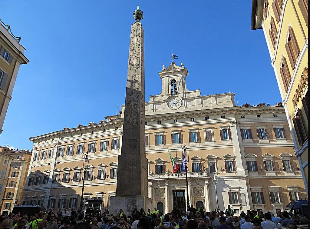 Montecitorio a Roma, sede della Camera dei Deputati. Al centro della piazza l'obelisco