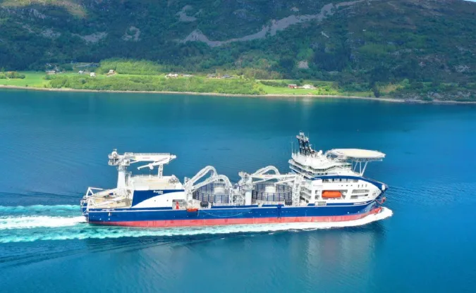 Una nave posacavi di Prysmian in navigazione