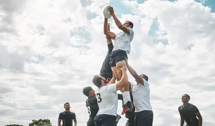 Fase di rimessa in gioco in una partita di rugby, con la tattica dell'ascensore