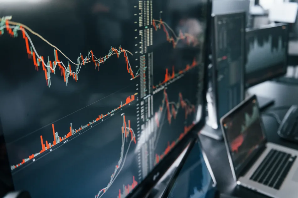 Vista ravvicinata di uno schermo che riporta i grafici di quotazione di un'attività finanziaria