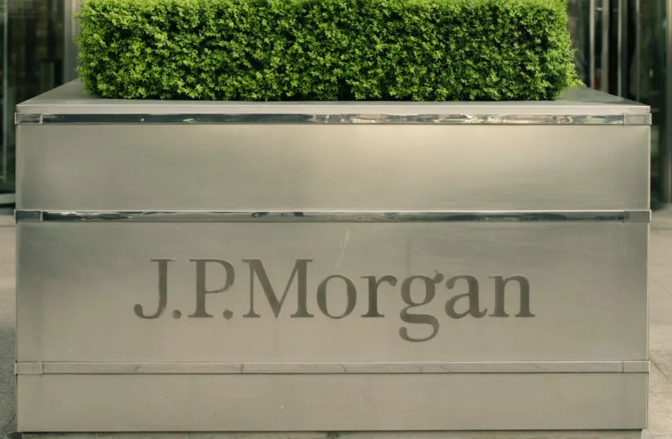 Una grande fioriera con il nome logo di JP Morgan fa bella mostra di sé all'ingresso della sede di JP Morgan a Sidney