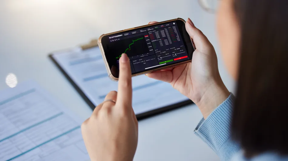Una persona investe utilizzando un telefonino
