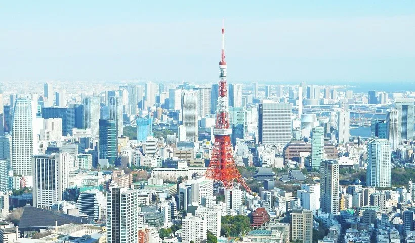 Una panoramica di Tokyo con la Tokyo Tower in primo piano