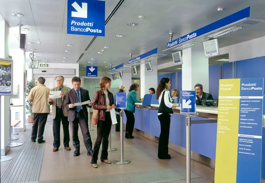 Una fila di clienti al Banco Posta