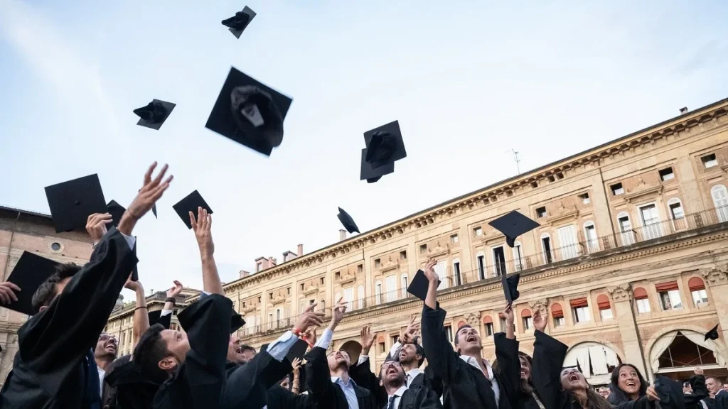 Un gruppo di laureati all'Università di Bologna