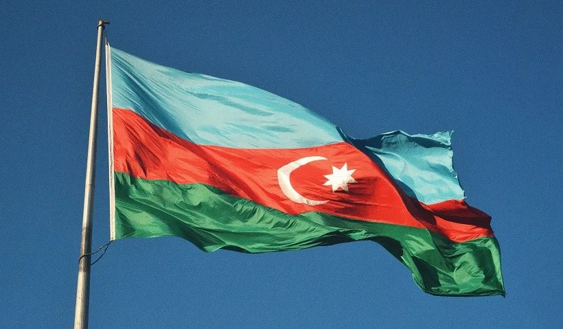 Una bandiera dell'Azerbaigian che sventola