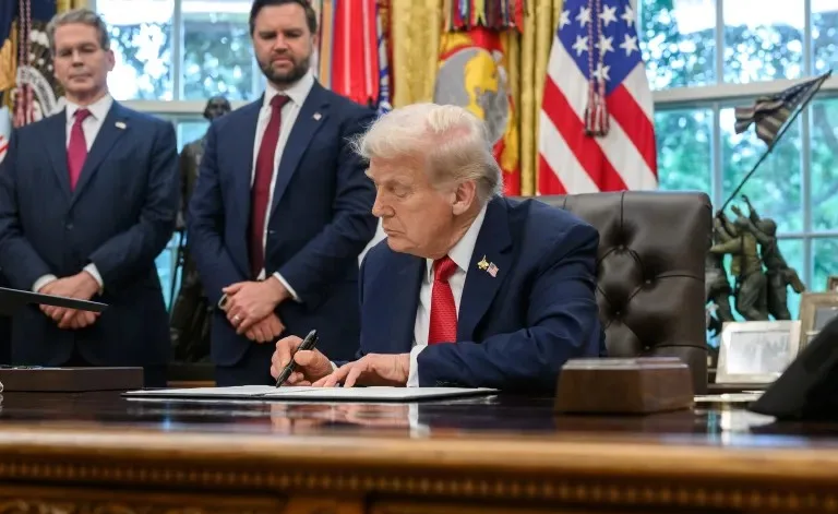 Usa-Cina: Trump minaccia strette sul software