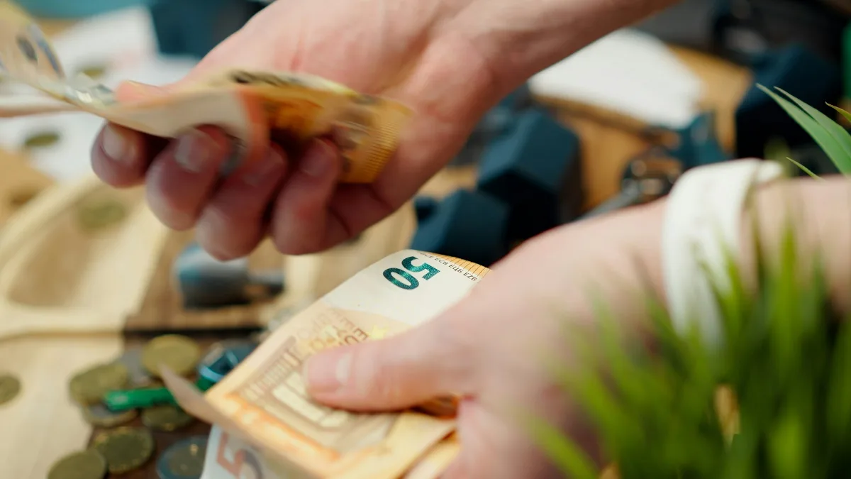 Una persona conta banconote da 50 euro