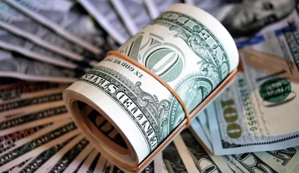 Dollaro Usa: peggiore andamento in oltre 20 anni, chi vince e chi perde