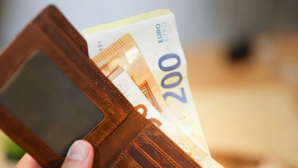 Un portafoglio con banconote da 200 euro