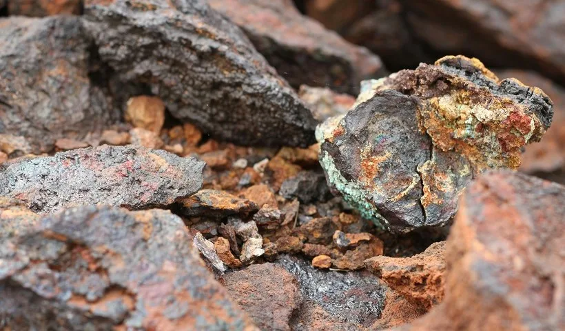 Il primo piano di una roccia in un giacimento di terre rare