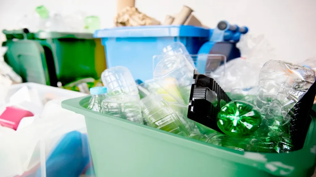 Bidoni della raccolta differenziata pieni di plastica e imballaggi &ndash; bonus sociale rifiuti
