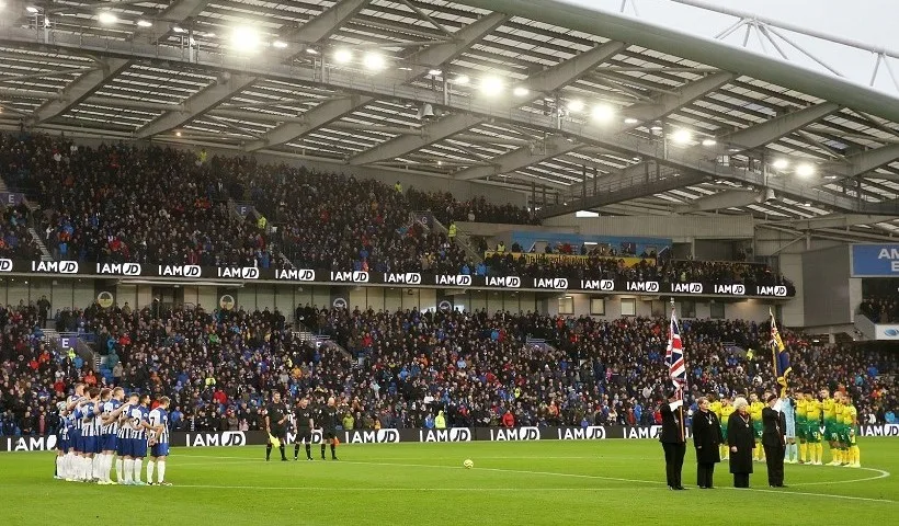 Il Remembrance Sunday prima della partita Brighton-Norwich