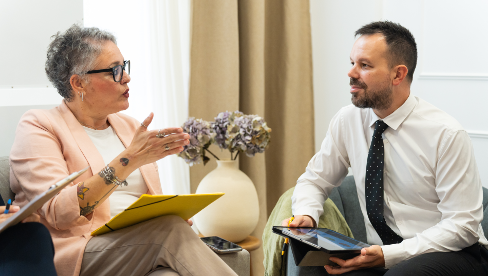 L'immagine mostra un consulente finanziario seduto a colloquio con un cliente