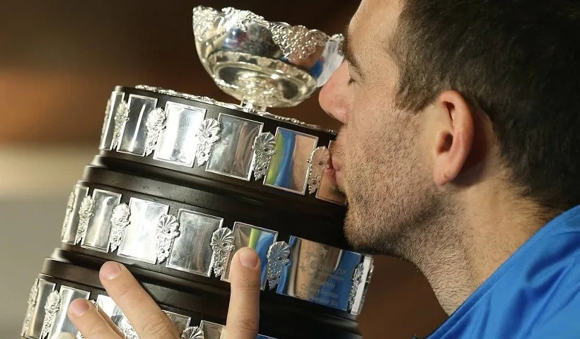 Un tennista bacia l'insalatiera della Coppa Davis