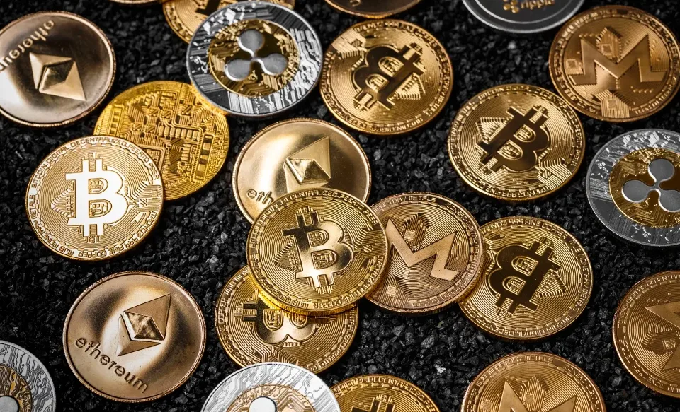 Diverse criptovalute sono poggiate su una scrivania