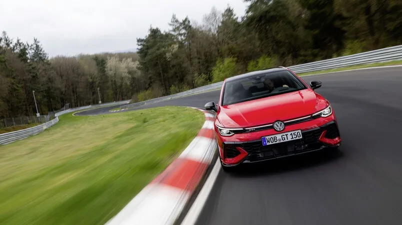 auto Volkswagen che prende una curva
