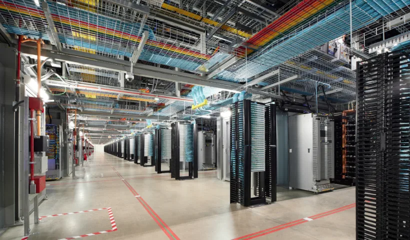 L'interno di un data center di Google ad Albany. Le tracce inrosso sui pavimenti e i tubi rossi sui soffitti sono la fibra ottica che li connette.
