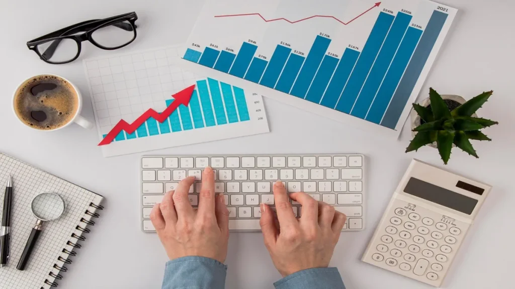 Mani che digitano alla tastiera con grafici di crescita finanziaria, calcolatrice e documenti per depositi supersmart