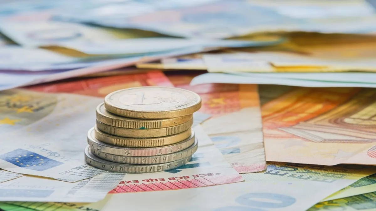 Monete e banconote in euro che rappresentano il risparmio legato al Deposito Supersmart Plus del Libretto Smart di Poste Italiane
