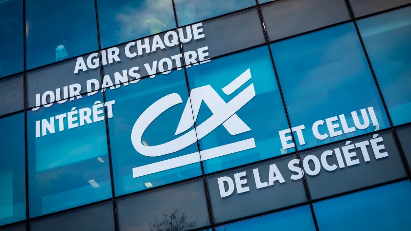 Il quartiere di Crédit Agricole a Parigi. Vista ravvicinata di una vetrata con il logo del gruppo