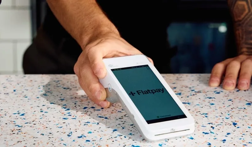 Un pagamento con il Pos di Flatpay