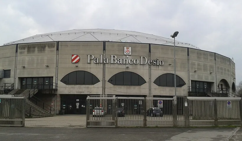 Il Pala BancoDesio, a Desio, il palazzetto dello sport, in stile brutalista, che ospita le partire della locale squadra di basket