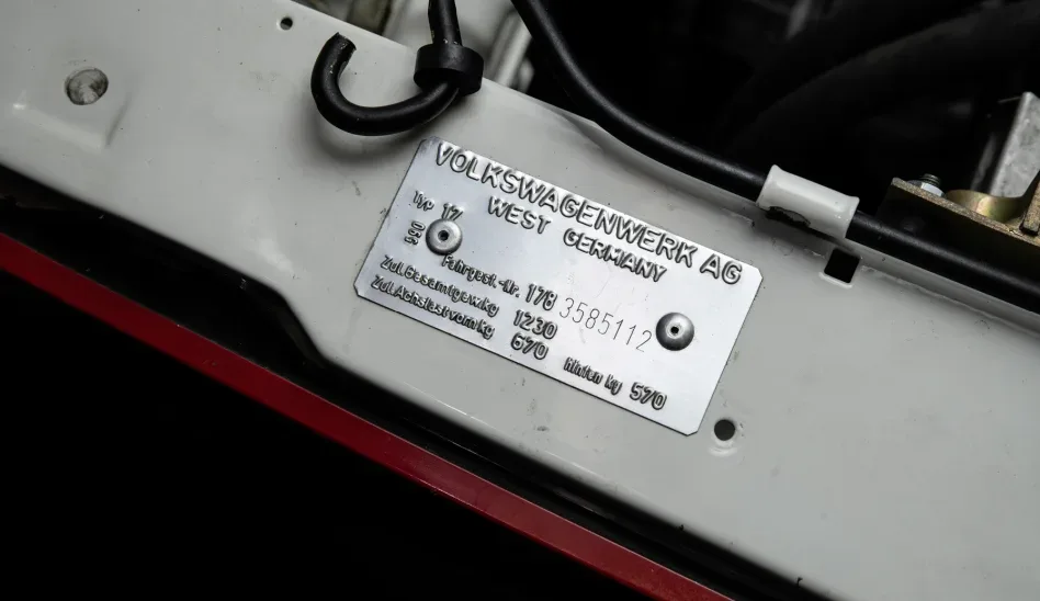 La targhetta identificativa nel motore di un autoveicolo prodotto da Volkswagen