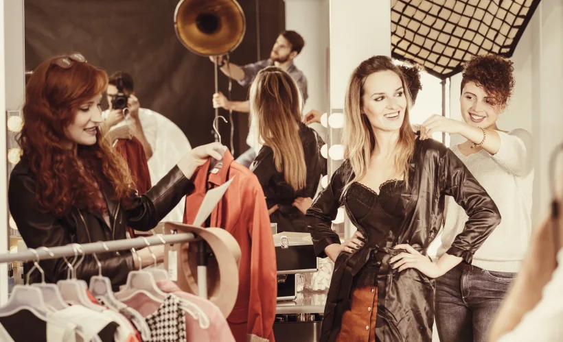 La preparazione di una modella prima di una sfilata di moda.