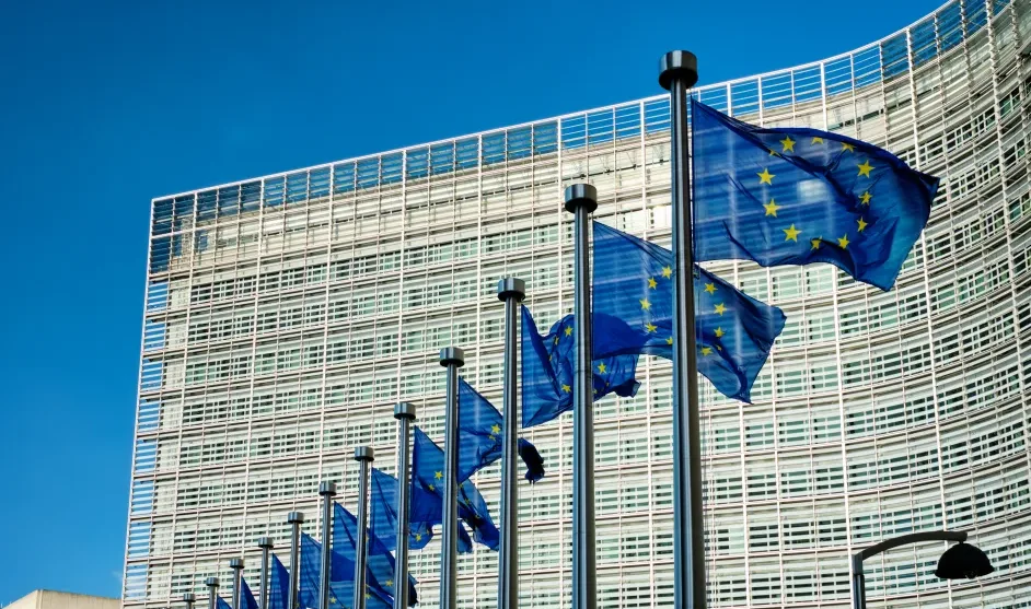 La sede della Commissione europea a Bruxelles. Davanti al palazzo una serie di bandiere dell'Unione