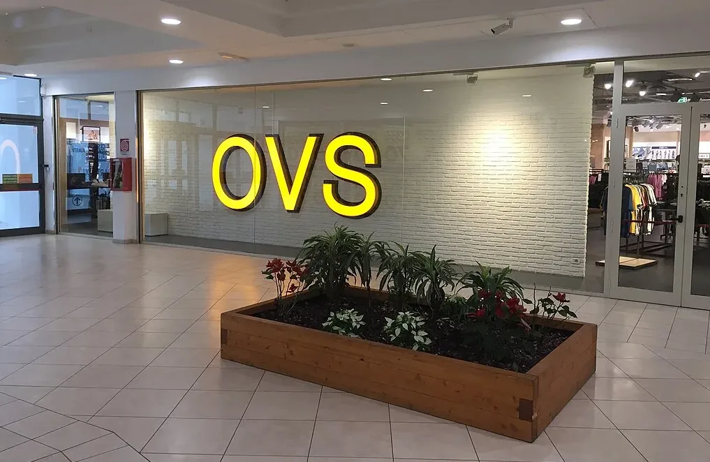 L'insegna di un negozio Ovs in un grande centro commerciale