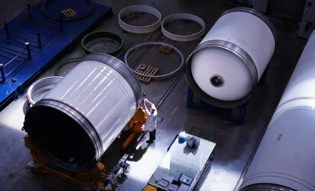 Una fase produttiva di un motore per lanciatore nello stabilimento Avio di Colleferro