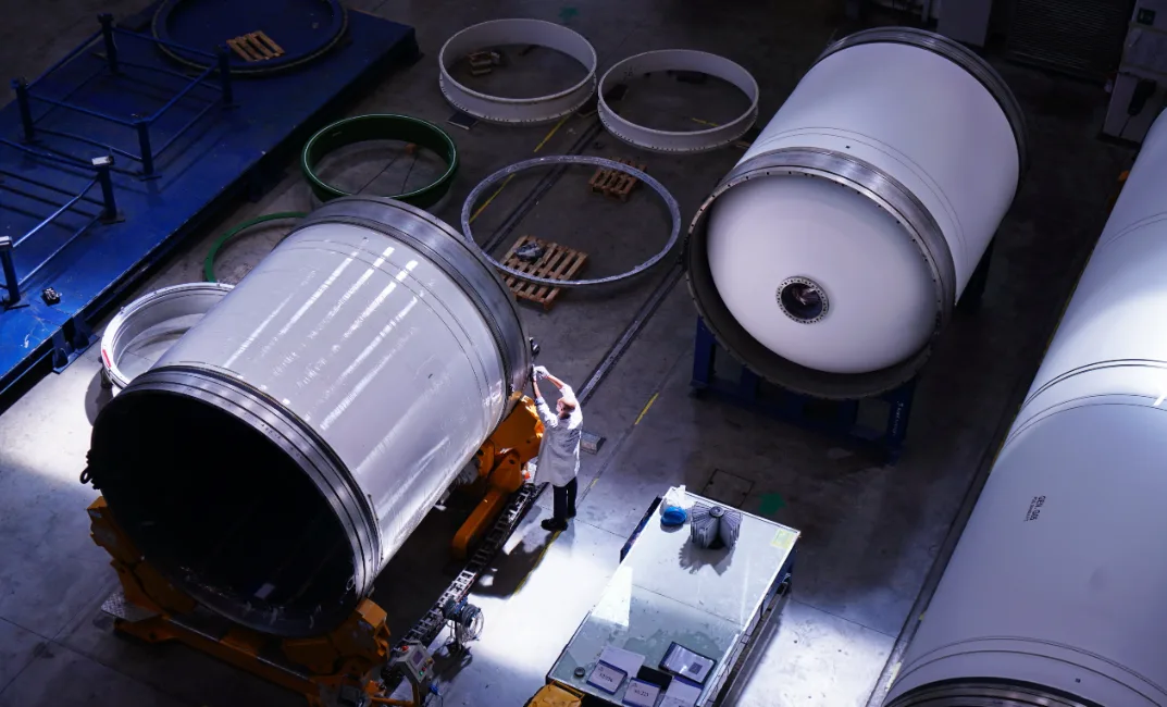 Una fase produttiva di un motore per lanciatore nello stabilimento Avio di Colleferro