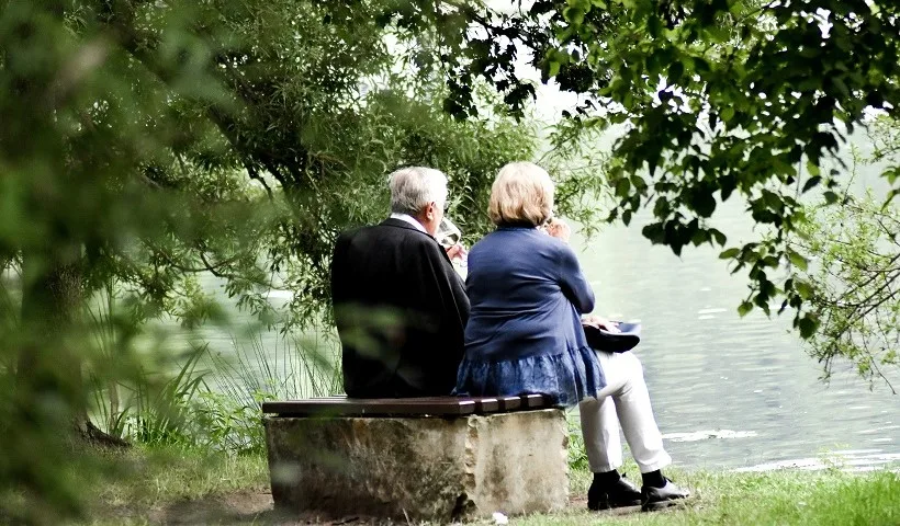 Una coppia di anziani su una panchina