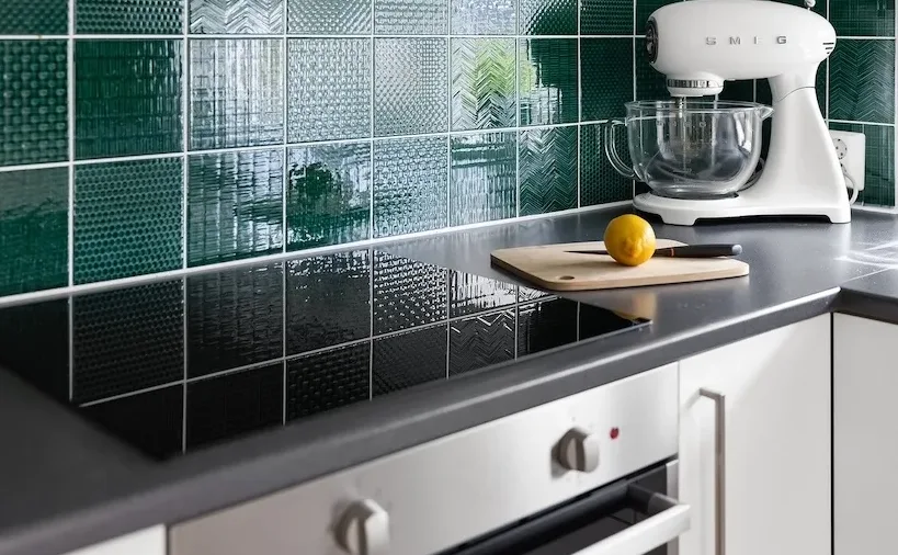 Cucina moderna con elettrodomestici nuovi idonei al Bonus elettrodomestici 2025