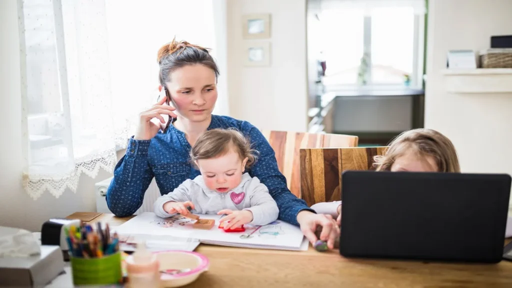donna che incassa bonus mamme lavoratrici