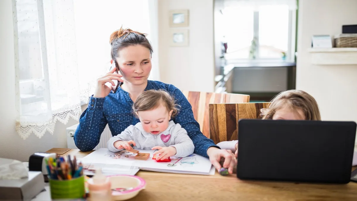 donna che incassa bonus mamme lavoratrici