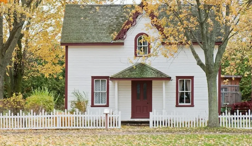Casa indipendente con giardino in autunno, ideale per articolo sulle Donazioni Immobiliari e sulla nuova riforma.