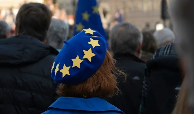 Una donna indossa un cappello con i colori e le stelle dell'Unione europea