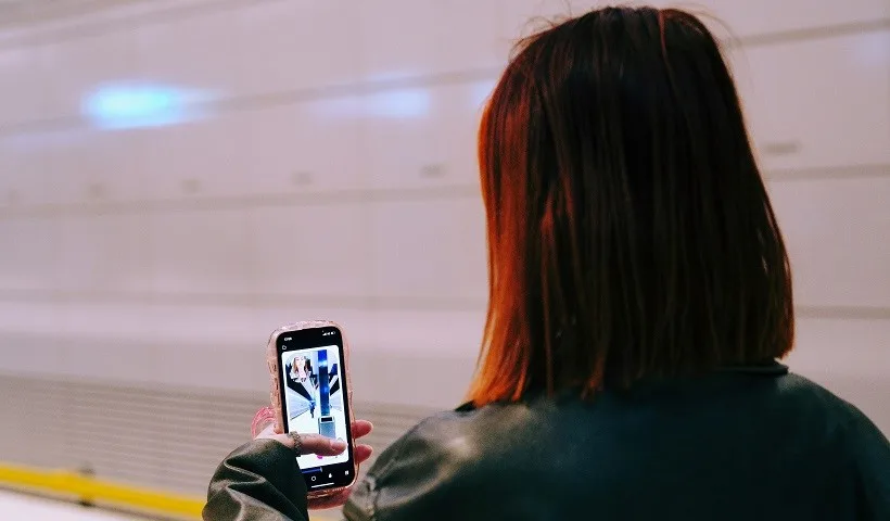 Una donna gira un video con il suo smartphone