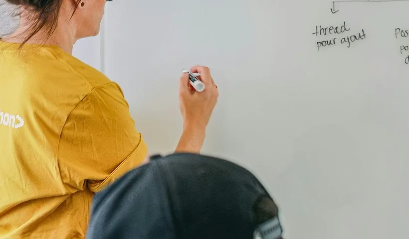 La founder di una startup scrive su una lavagna