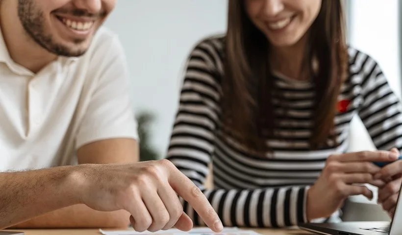 Due giovani investitori al computer